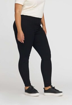 Serene Slim Short -housut, musta