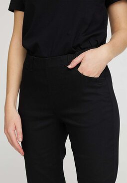 Kelly Regular Capri -housut, musta